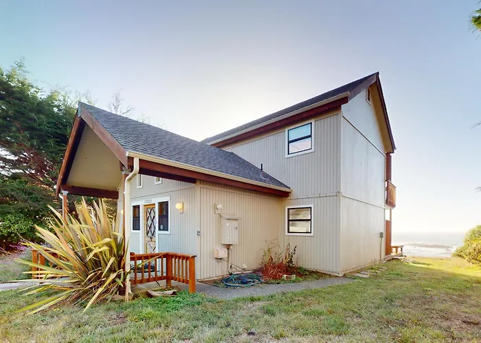 Oceanfront Pet Friendly Home With Hot Tub & Deck