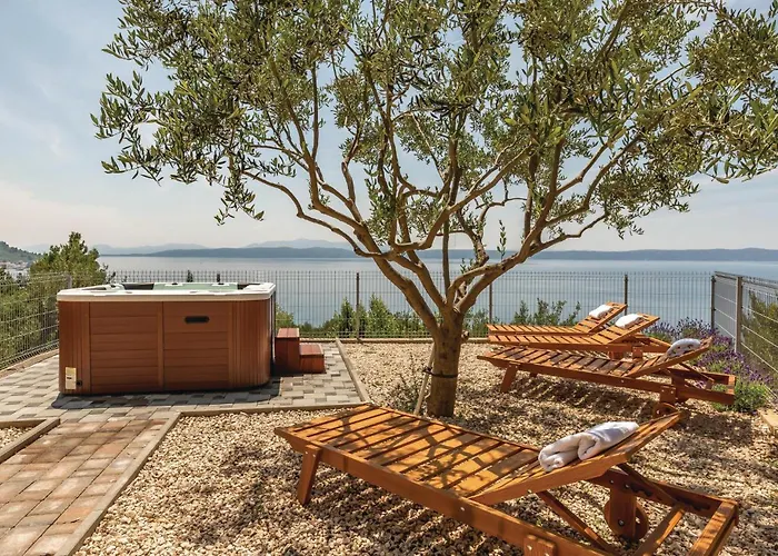 Two-Bedroom Holiday Home In Podgora