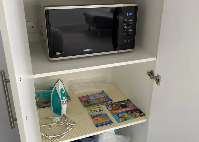2Bd Family Or Couple Guesthouse Upstairs Near Turf Club, Hota In Bundall