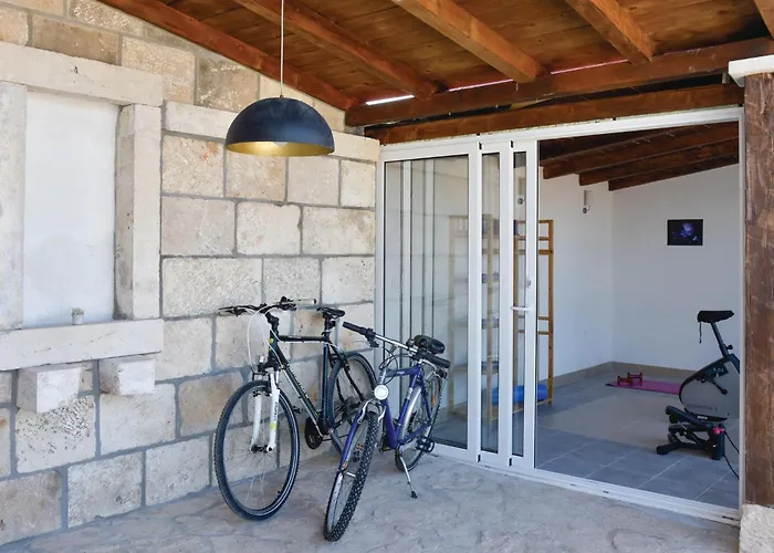 Three-Bedroom Holiday Home In Pucisca