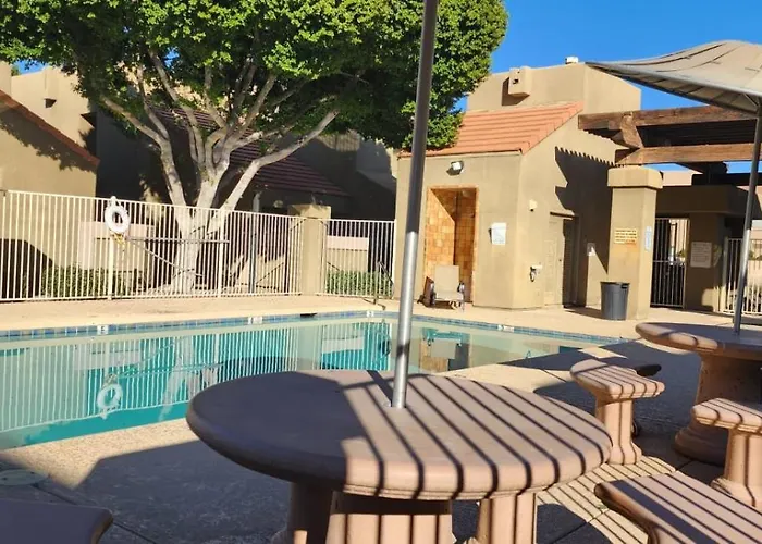 Cozy Condo Near Mcc With Pool, Bbq, Covered Parking