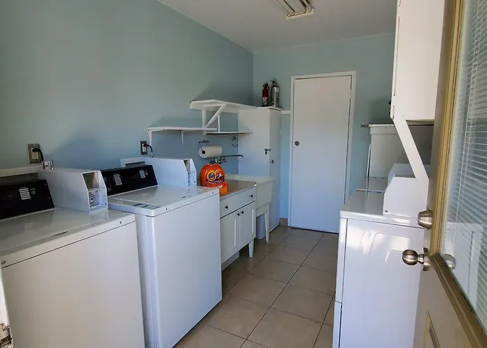 Mid Century Modern Condo Near Old Town, Pool & Bbq