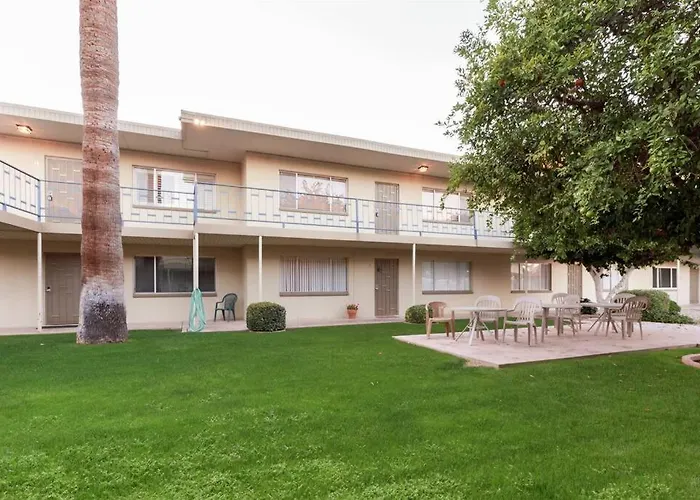 Mid Century Modern Condo Near Old Town, Pool & Bbq