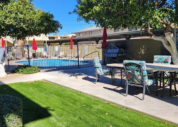 Mid Century Modern Condo Near Old Town, Pool & Bbq