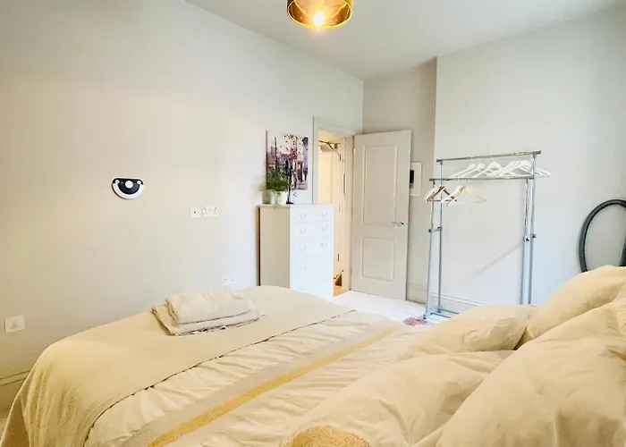 One Double Bedroom With En-Suite Bath And Shower And A Separate Toilet At The Royal - Homestay Not Hotel