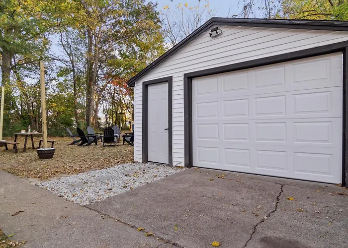 Game Room And Huge Yard With Fire Pit Yard Games And Bbq Near Ue And Downtown