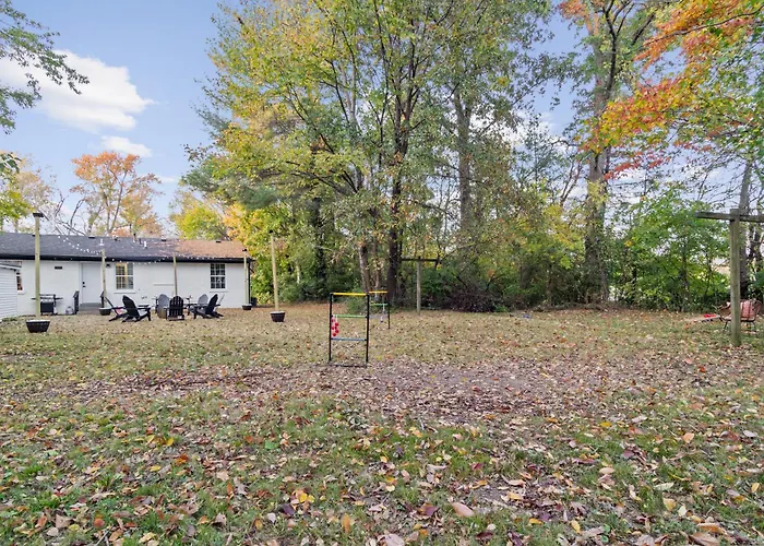 Game Room And Huge Yard With Fire Pit Yard Games And Bbq Near Ue And Downtown