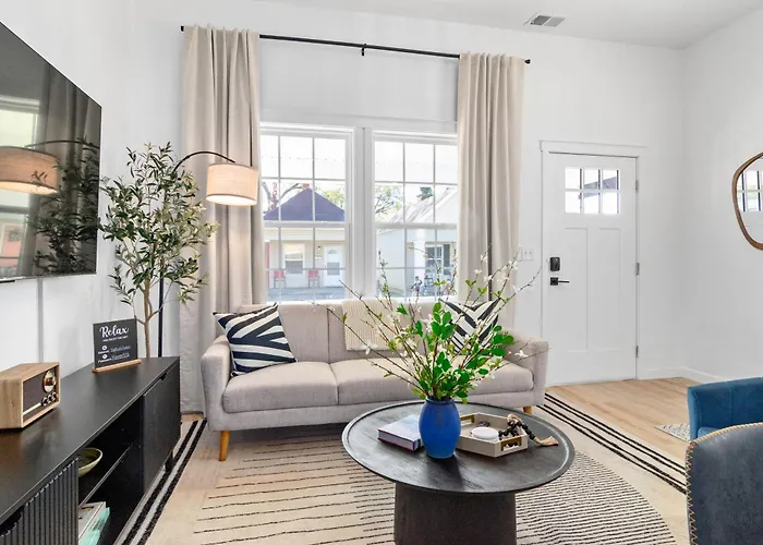Uptown Haven Walkable Home With Bikes And Firepit Near Downtown