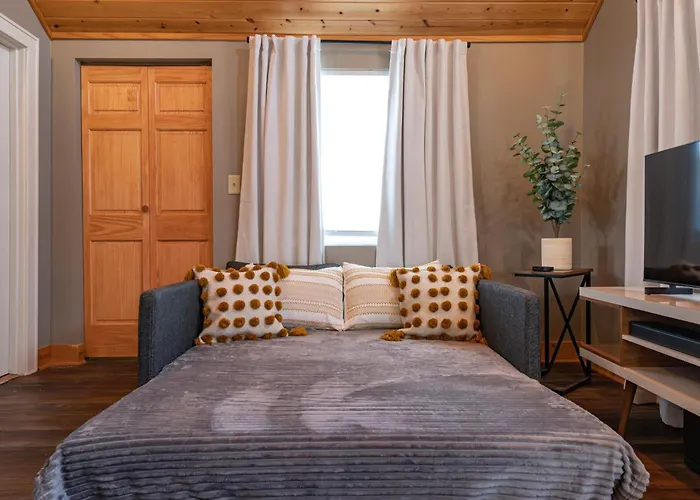 Charming Benson Home - Sleeps 5 Hot Tub!