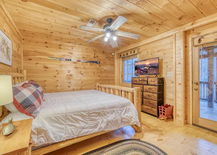 Secluded Sunrise Ridge: Mountain View Retreat with Hot Tub