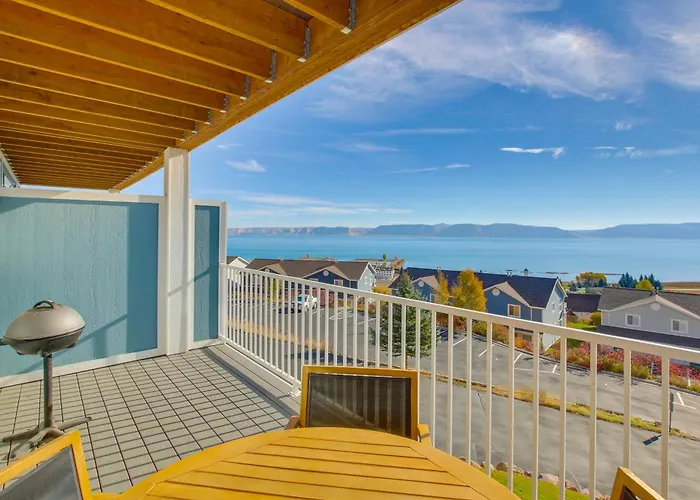 Spacious Garden City Townhome W/ Lake Views!