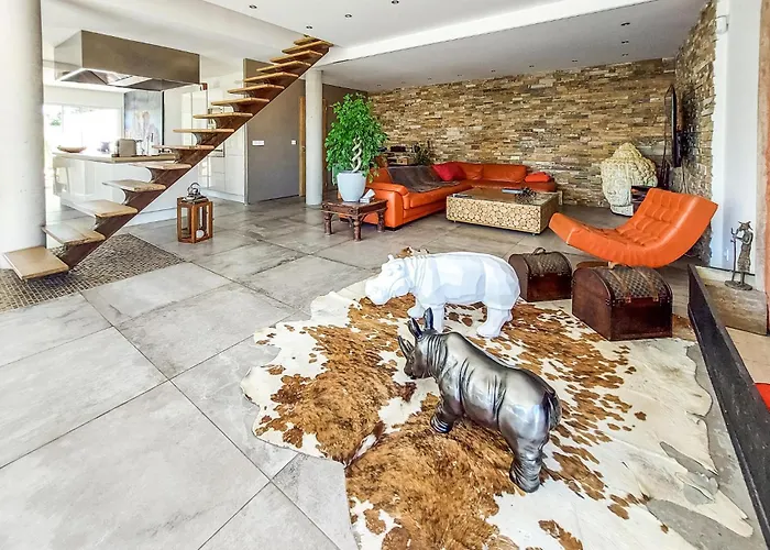 Luxurious Home In Cuers