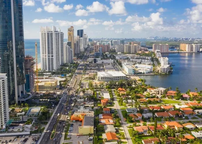 Amazing Condo 5 Minute Walk To The Beach!