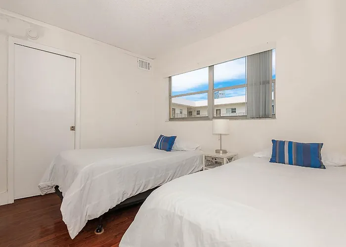 Amazing Condo 5 Minute Walk To The Beach!