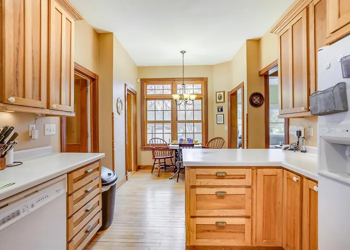 Eau Claire Retreat: Close To Campus & Dtwn!