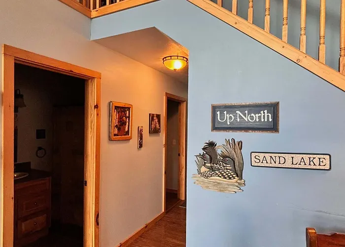 Beautiful Retreat On Sand Lake