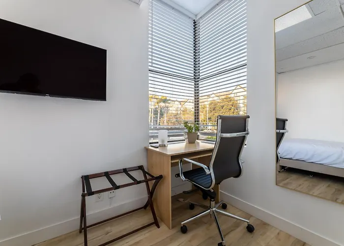Beautiful Cozy Corner View Room With Private Parking Close To Caltech Convention Center