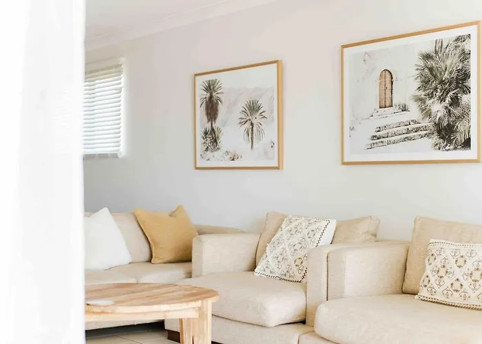 Bright & Cosy 2 Bed, 2 Bath Apartment, With Pool