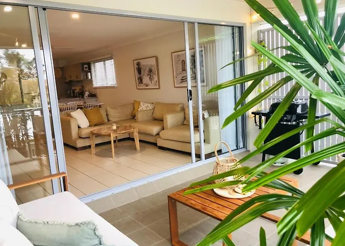 Bright & Cosy 2 Bed, 2 Bath Apartment, With Pool