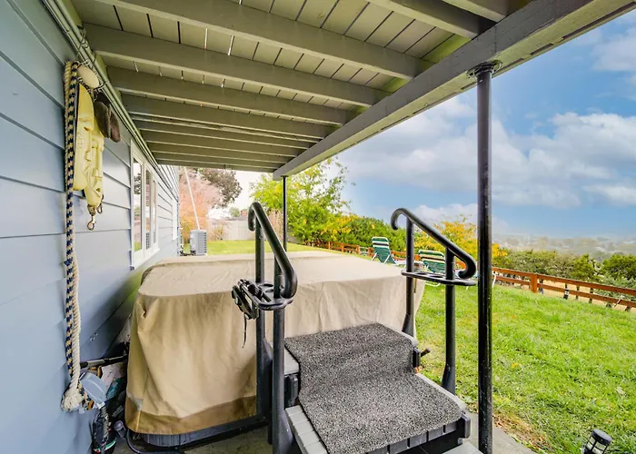 Hot Tub & Sweeping Views: Apt In Clarkston!