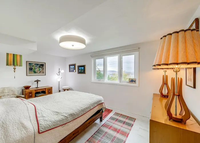 Hot Tub & Sweeping Views: Apt In Clarkston!