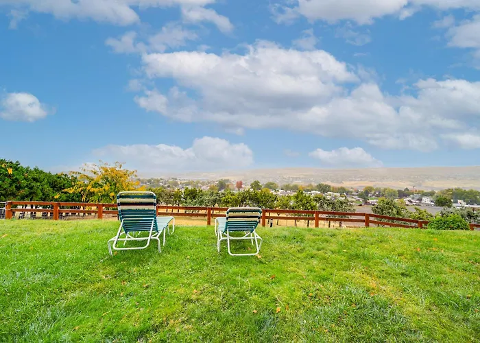 Sweeping Views: Apt In Clarkston!
