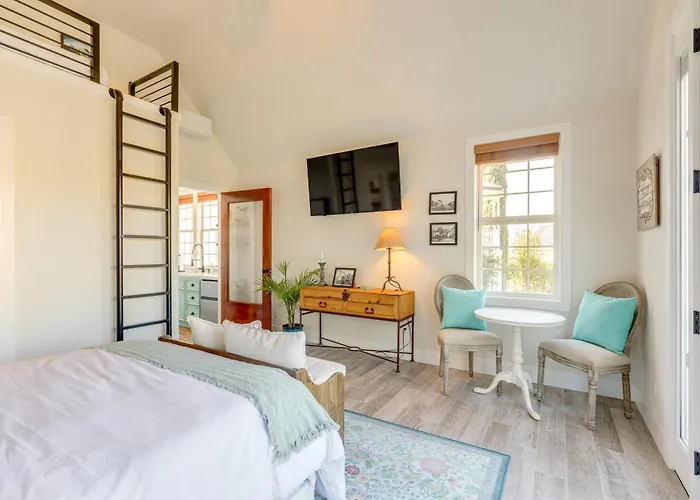 Steps To Sutter Creek: Chic Wine Country Cottage