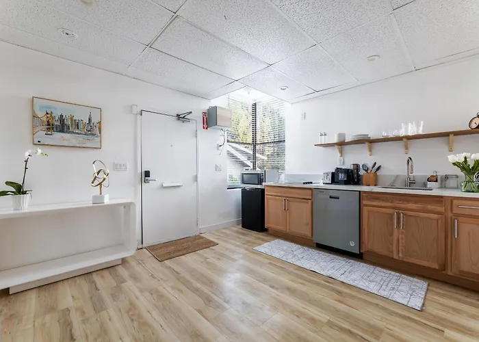 Beautiful Cozy Corner View Room With Private Parking Close To Caltech Convention Center