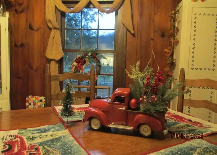 Gorgeous Cabin Stay Near I-77, Views, Antiques, Wi-Fi, Wonderful Experience For 2!
