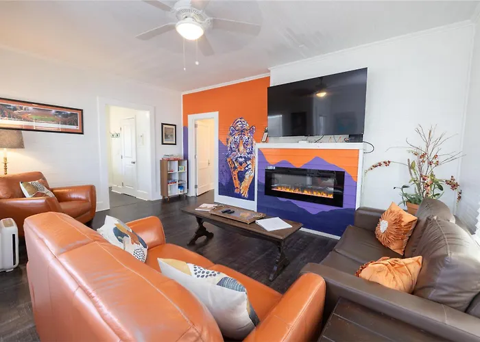 Cozy Downtown Seneca Bungalow