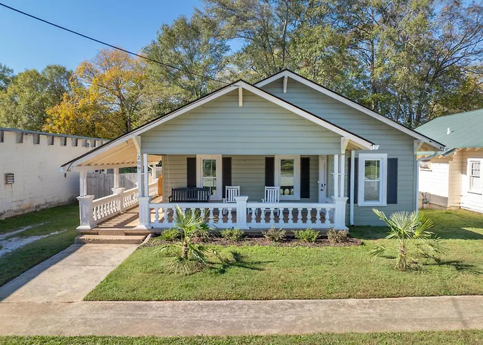 Cozy Downtown Seneca Bungalow