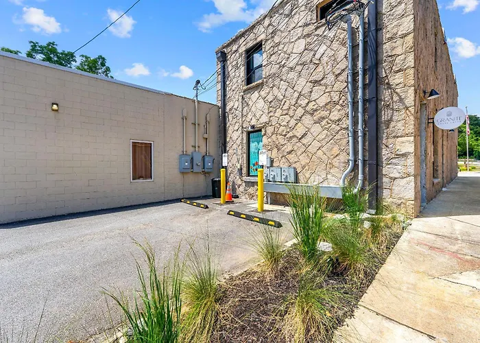 Lavish Loft On Main St - Walk To Stn Mtn Park!