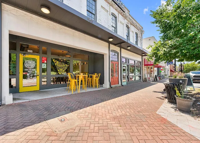 Opulent Loft On Main St -Walk To Stone Mtn Park!