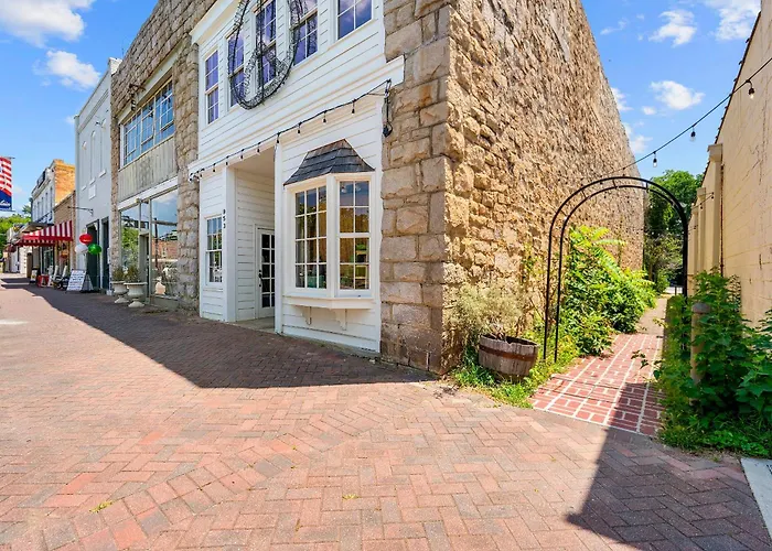 Opulent Loft On Main St -Walk To Stone Mtn Park!