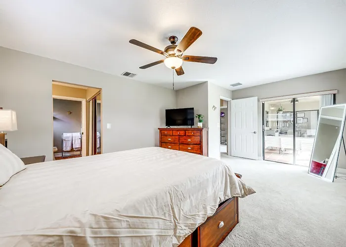 Riverfront Backyard & Grill: Sunrise Family Home