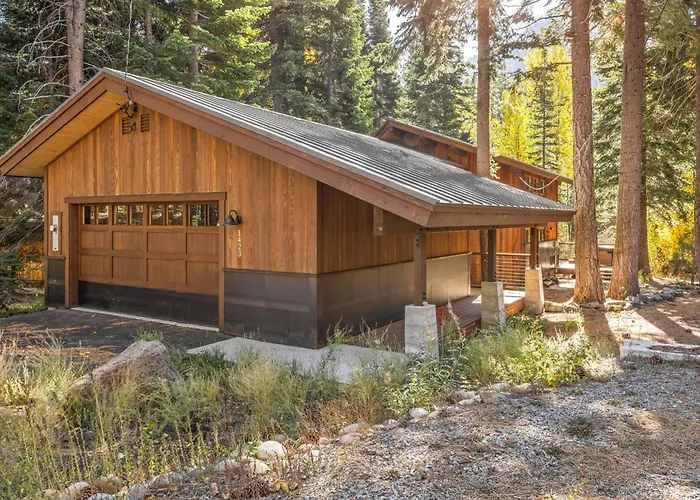 Birchwood Retreat - Newly Remodeled- Wood Fireplace- Hot Tub- Close To The Slopes!