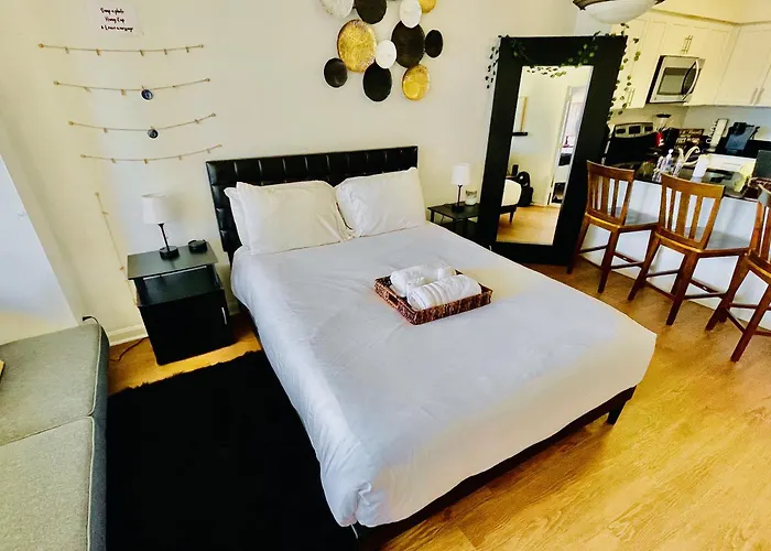Executive 1-Bedroom Suite With Two Queen Beds, Second Queen In Living Area - Near Metro