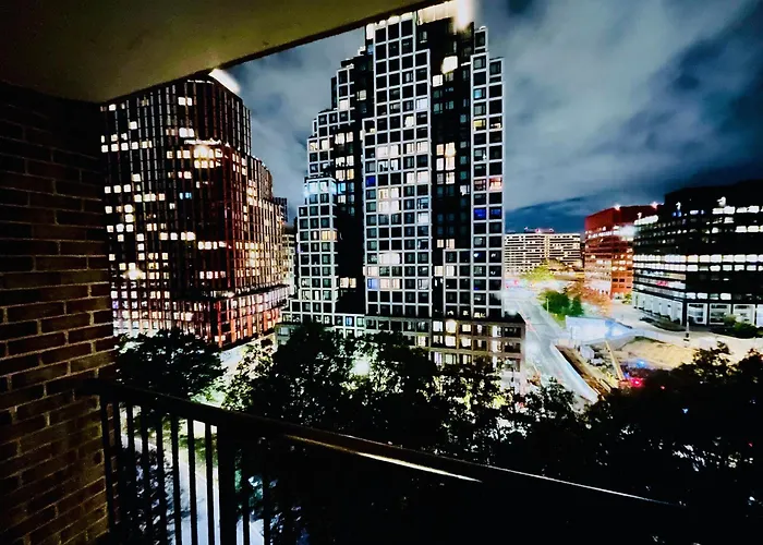 Executive 1-Bedroom Suite With Two Queen Beds, Second Queen In Living Area - Near Metro