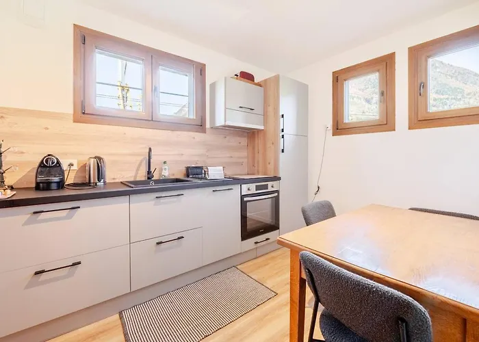 Cozy Alpine Apartment Sleeps 4, Private Parking