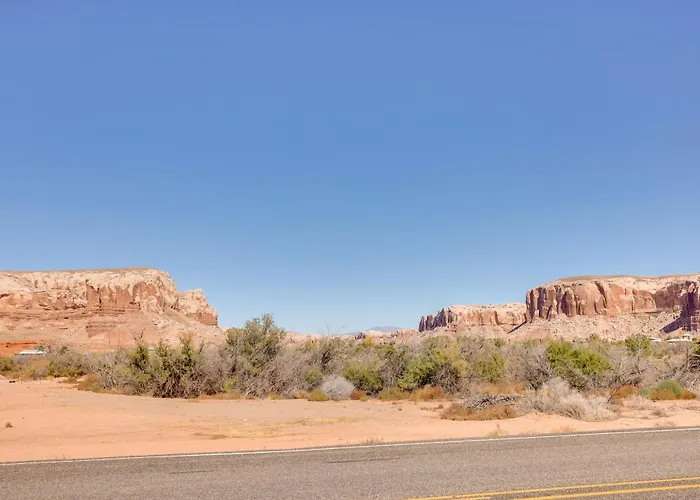 Stunning Views: Quiet Bluff Home Near Hiking!