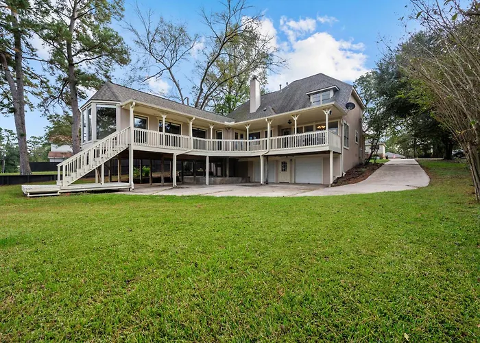Woodlands Area Lake View Retreat