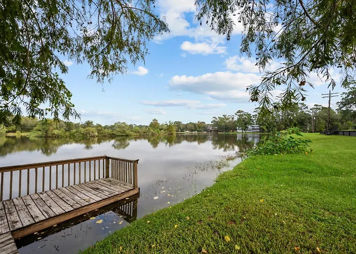 Woodlands Area Lake View Retreat