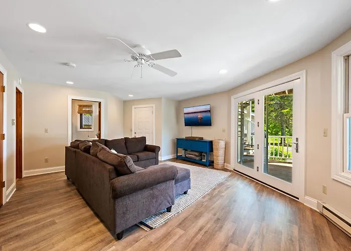The Goat And Cherry- Cozy Retreat, Hot Tub, Fire Pit, Arcade Fun & Dogs!
