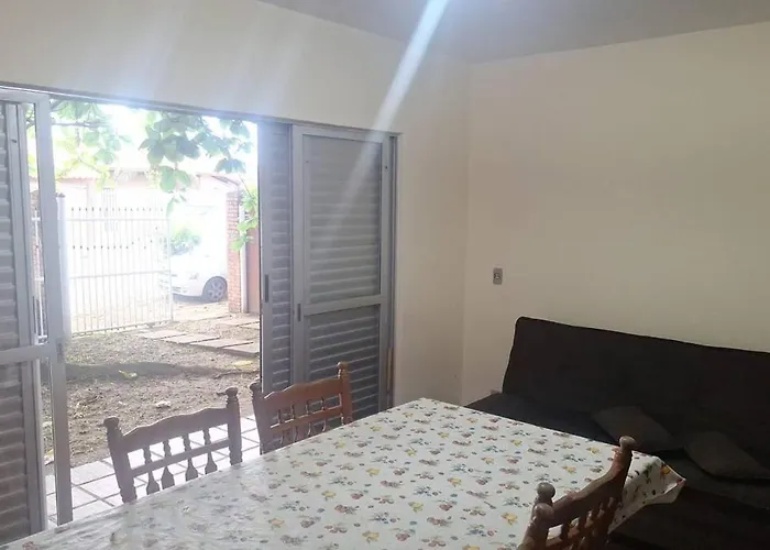 Quarto para quatro pessoas a duas quadras da praia - Balneário Saint Etienne - Matinhos