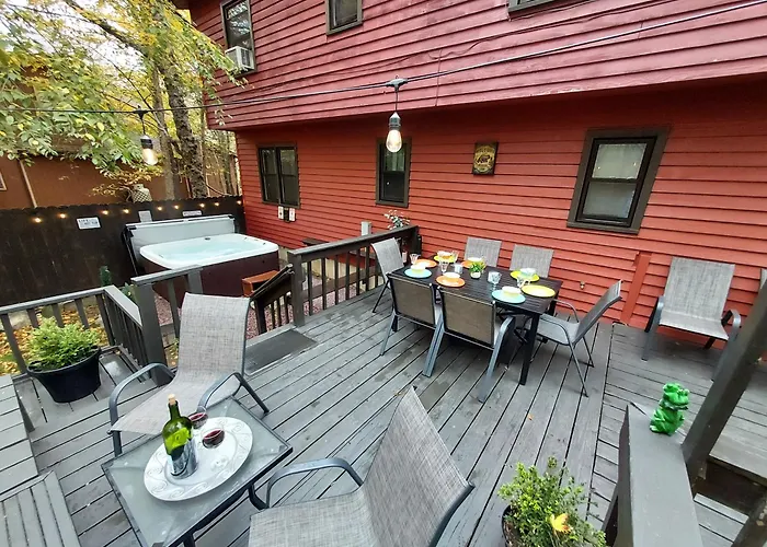 Chalet Renovated Near Casino, Camelback , Kalahari 4Bdrms Firepit Hot Tub Game Room