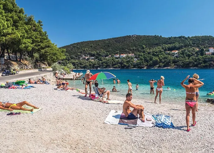 Three-Bedroom Holiday Home In Pucisca
