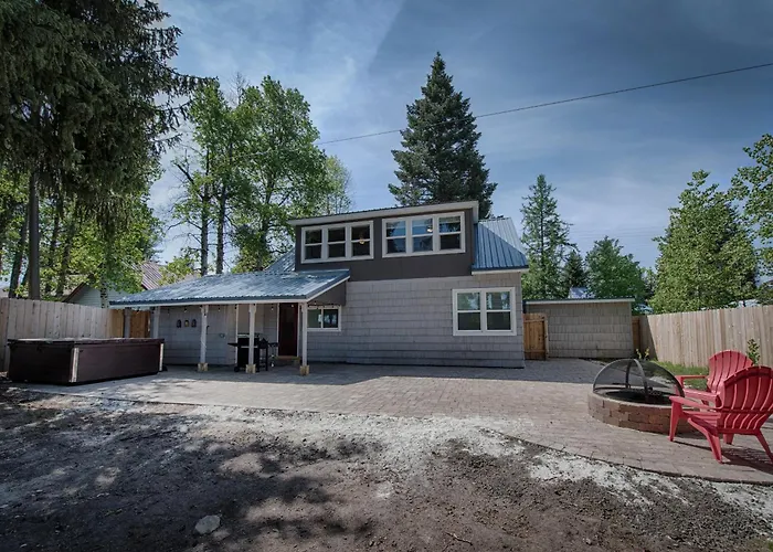 Park Street Cottage - Downtown, Fenced Yard, Hot Tub - Walk To Lake, Restaurants, Bars, & Shopping