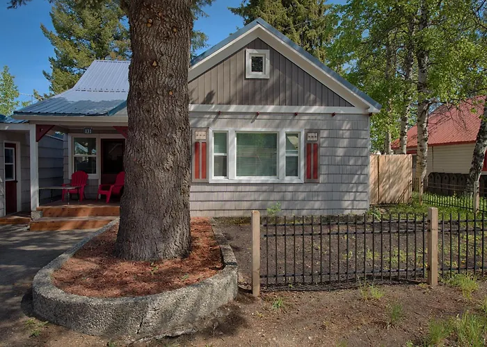 Park Street Cottage - Downtown, Fenced Yard, Hot Tub - Walk To Lake, Restaurants, Bars, & Shopping