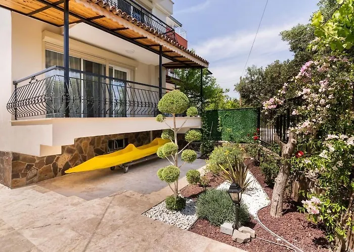 Villa With Garden In Urla, Torasan