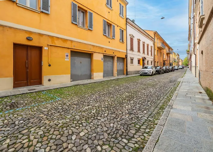 Martin'S Home - Stylish Historic Apartment With Free Parking, Fast Wi-Fi, Ac, Perfect For Couples & Business In Modena Center